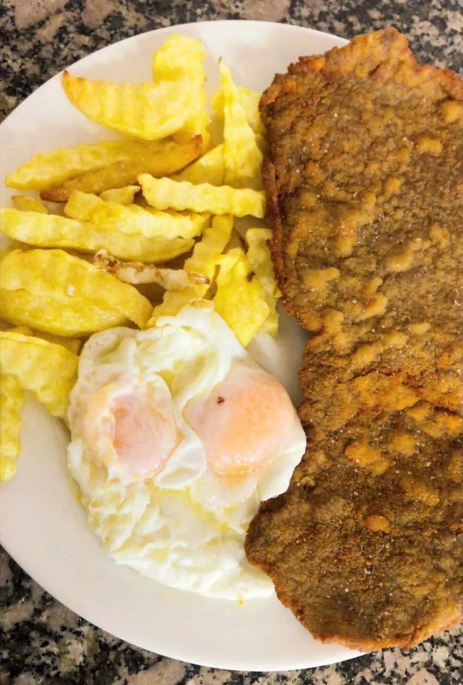 Escalopa, patatas, huevo frito