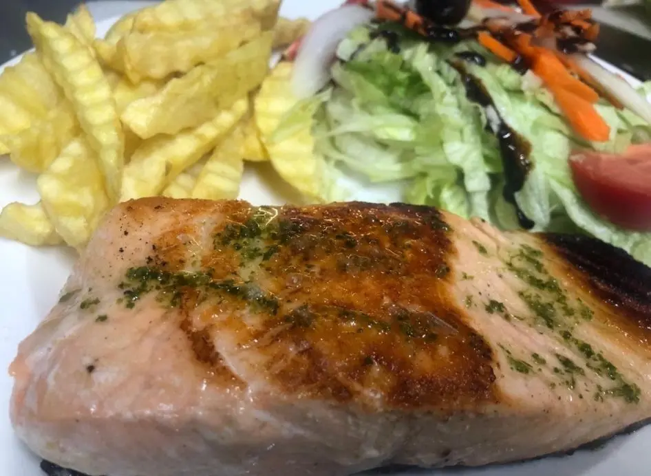 Plato combinado de salmón con guarnición