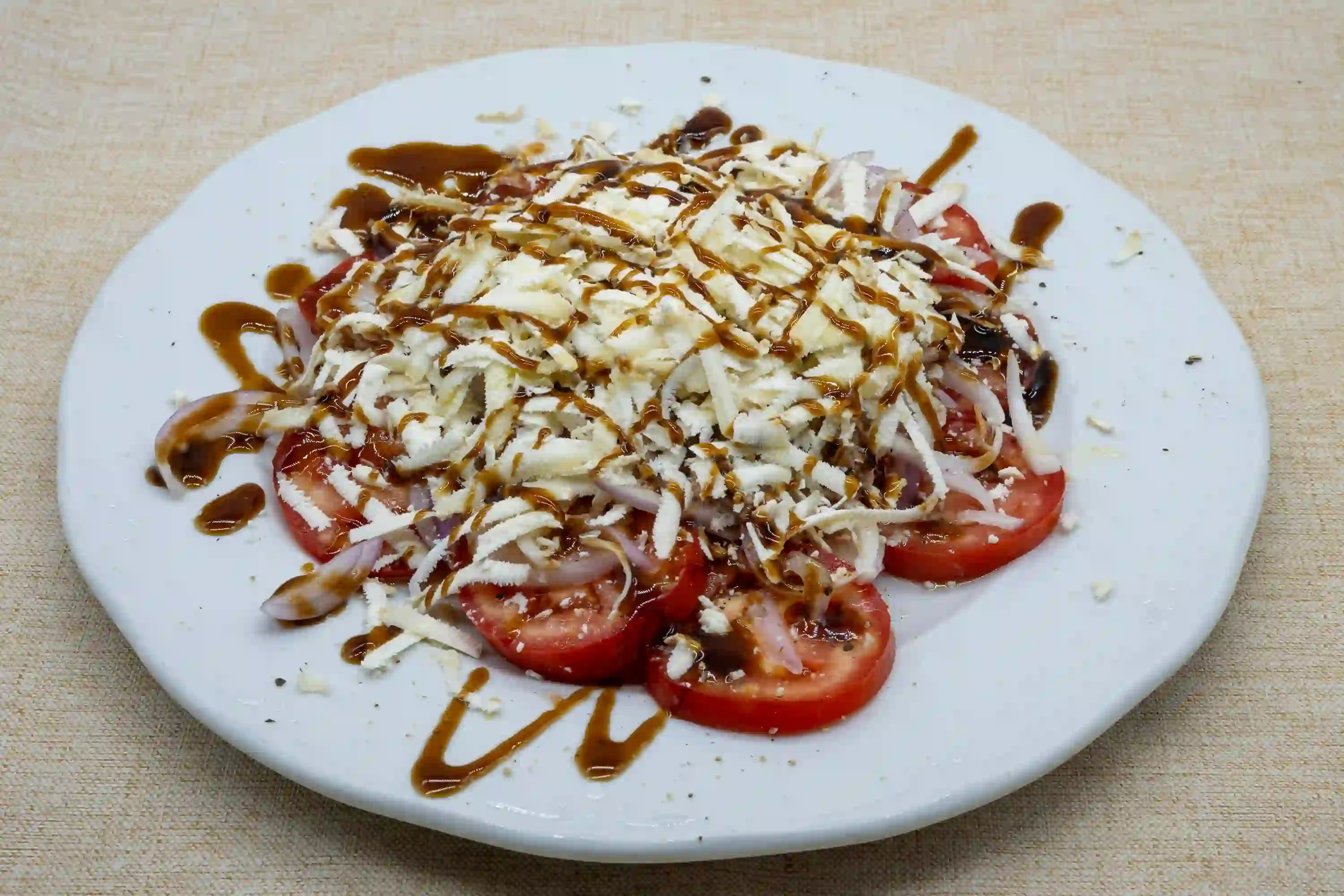 Tomate, cebolla, atún y virutas de queso de cabra