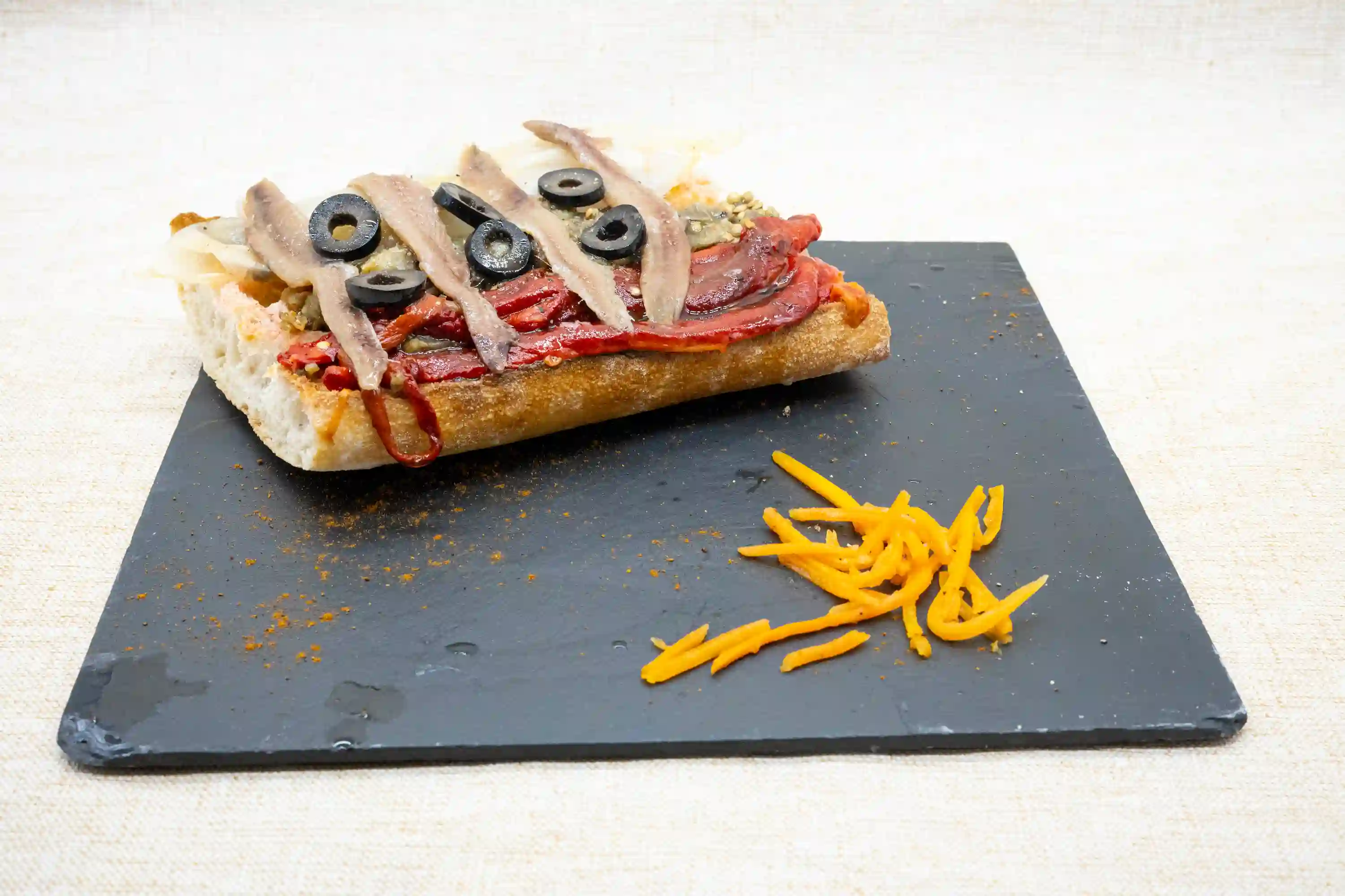 Coca de cristal con escalivada y anchoas de l’Escala