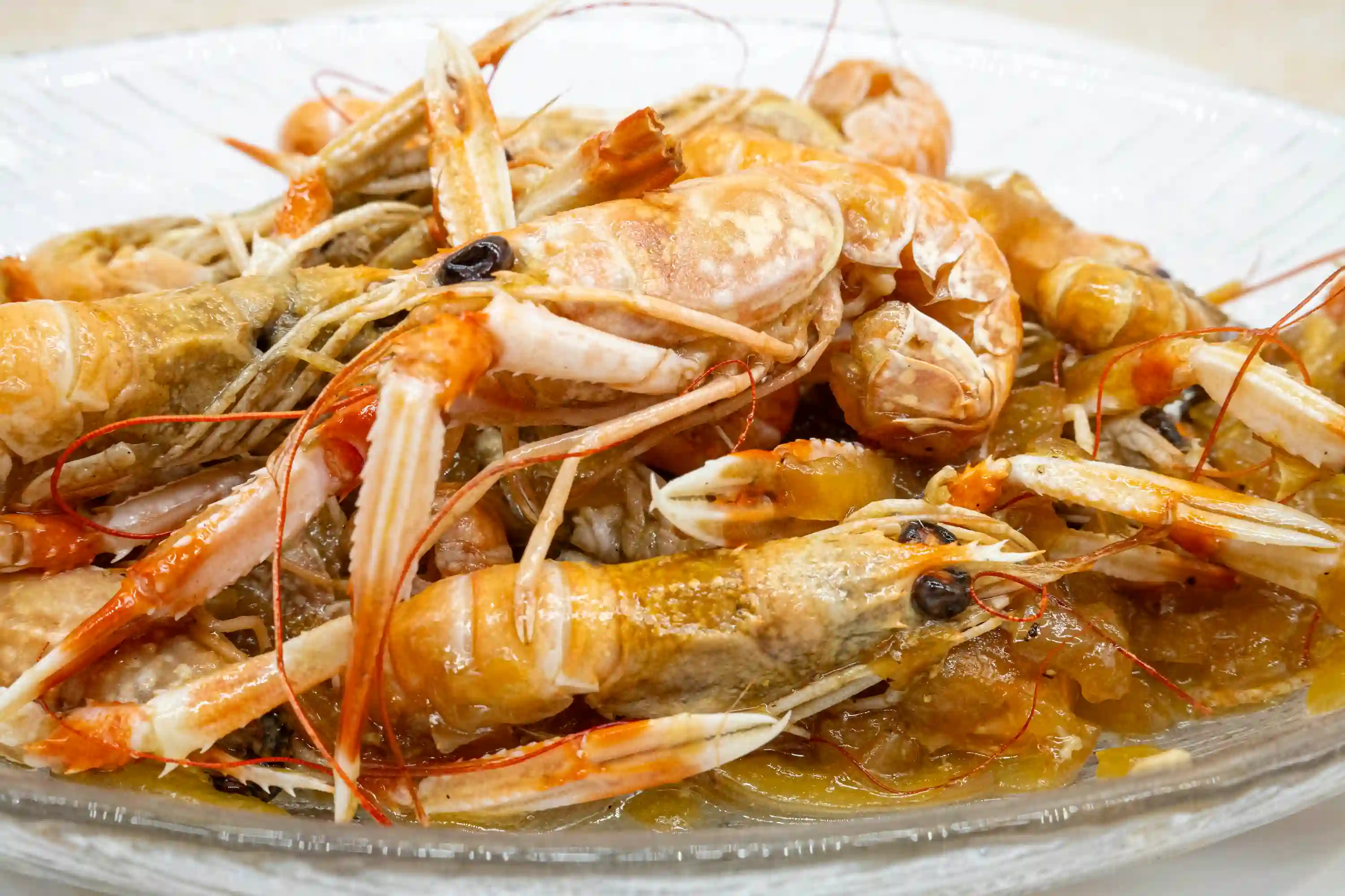 Cigalas sofritas con cebolla y miel