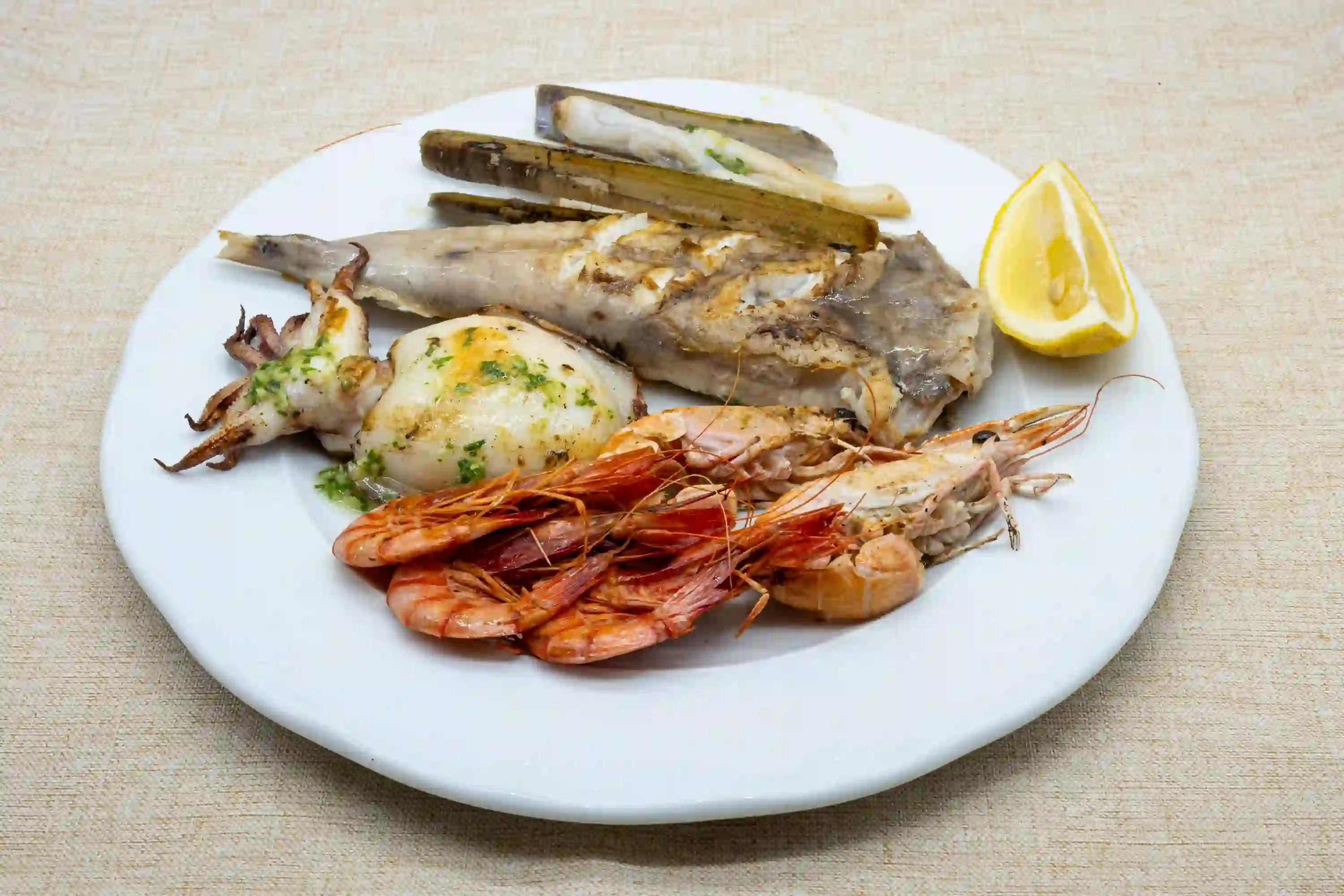 Graellada de pescado y marisco con rape