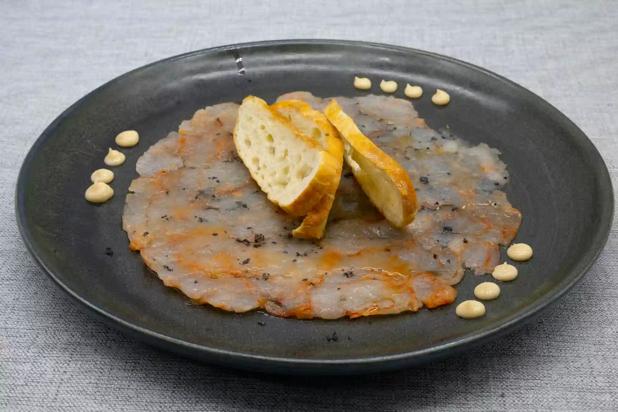 Carpaccio de gamba roja con mayonesa wasabi y aceite de gamba