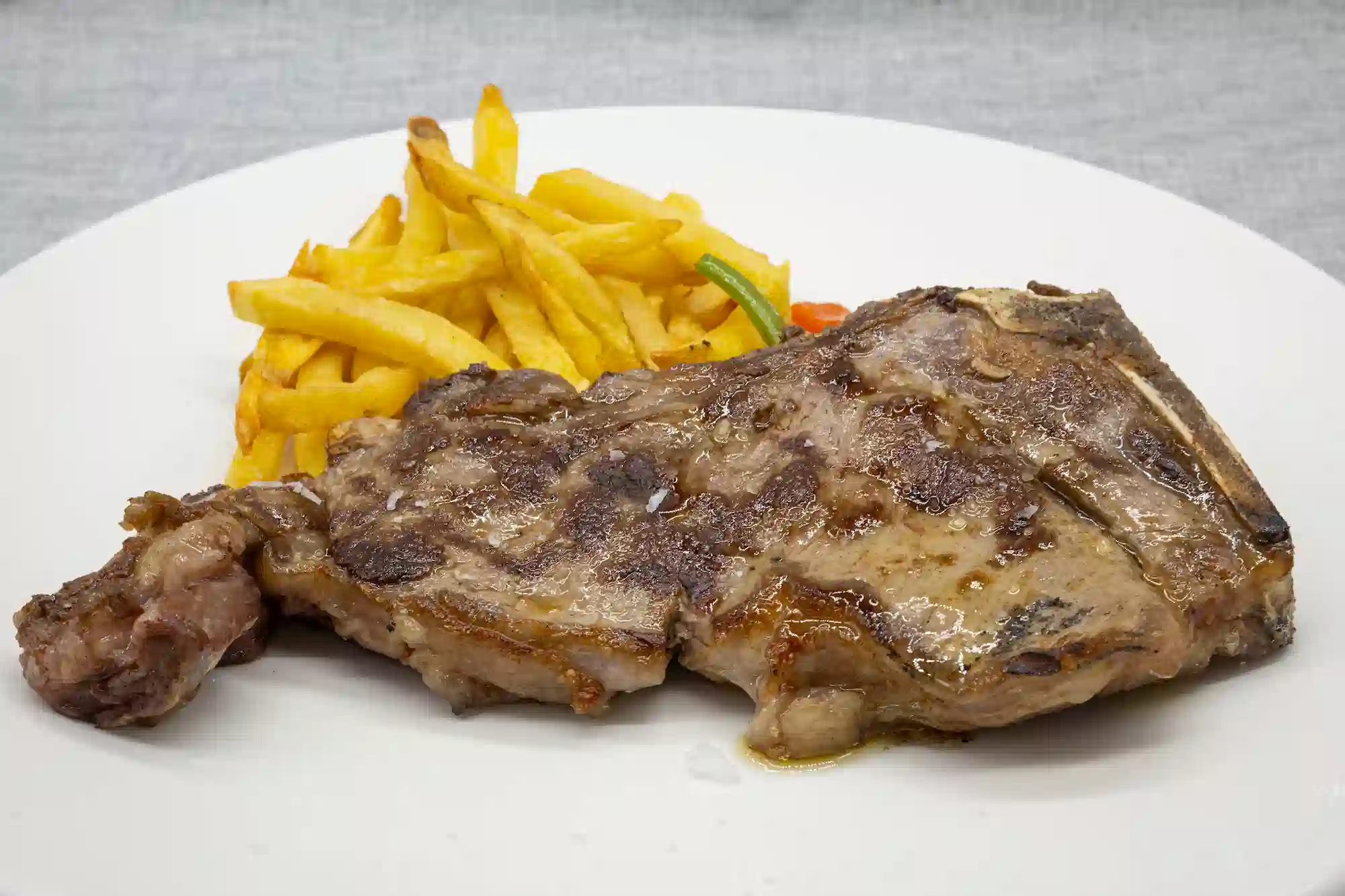 Entrecot de ternera madurado a la brasa (200–300 g) con patatas fritas y verduras salteadas