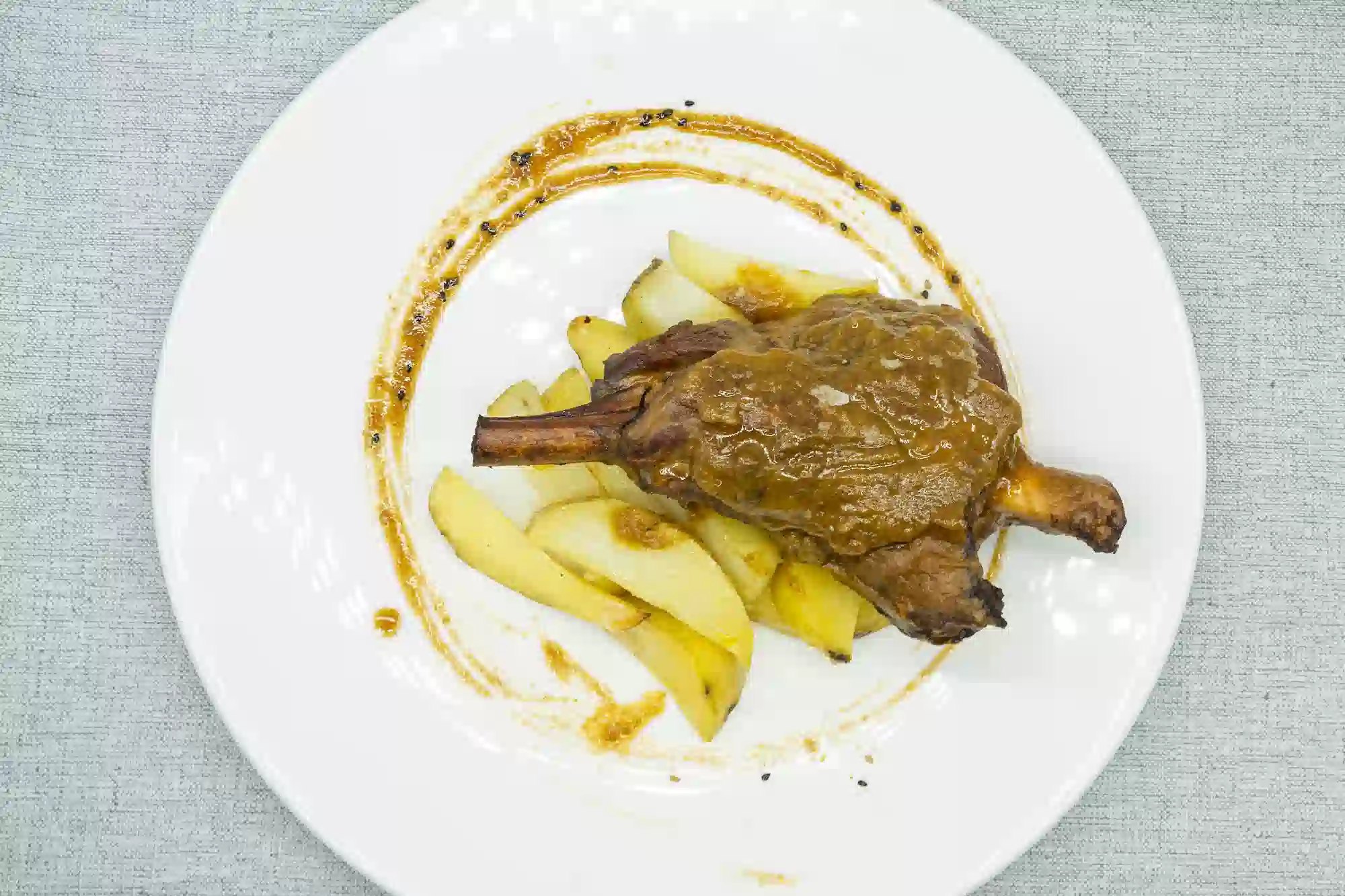 Paletilla de cordero asada con patatas al horno