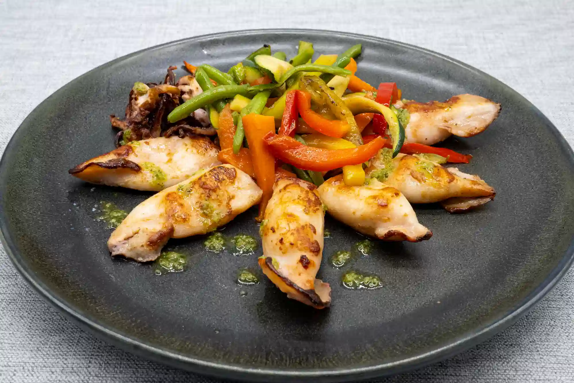 Calamares a la plancha con judía verde y jamón