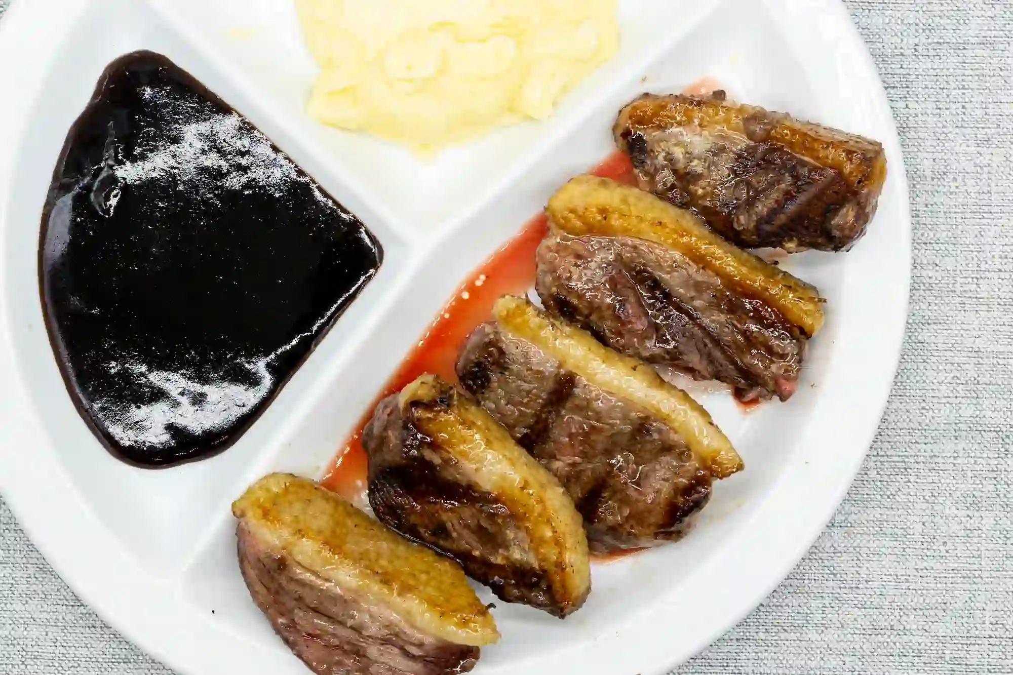 Magret de pato con salsa de fresas