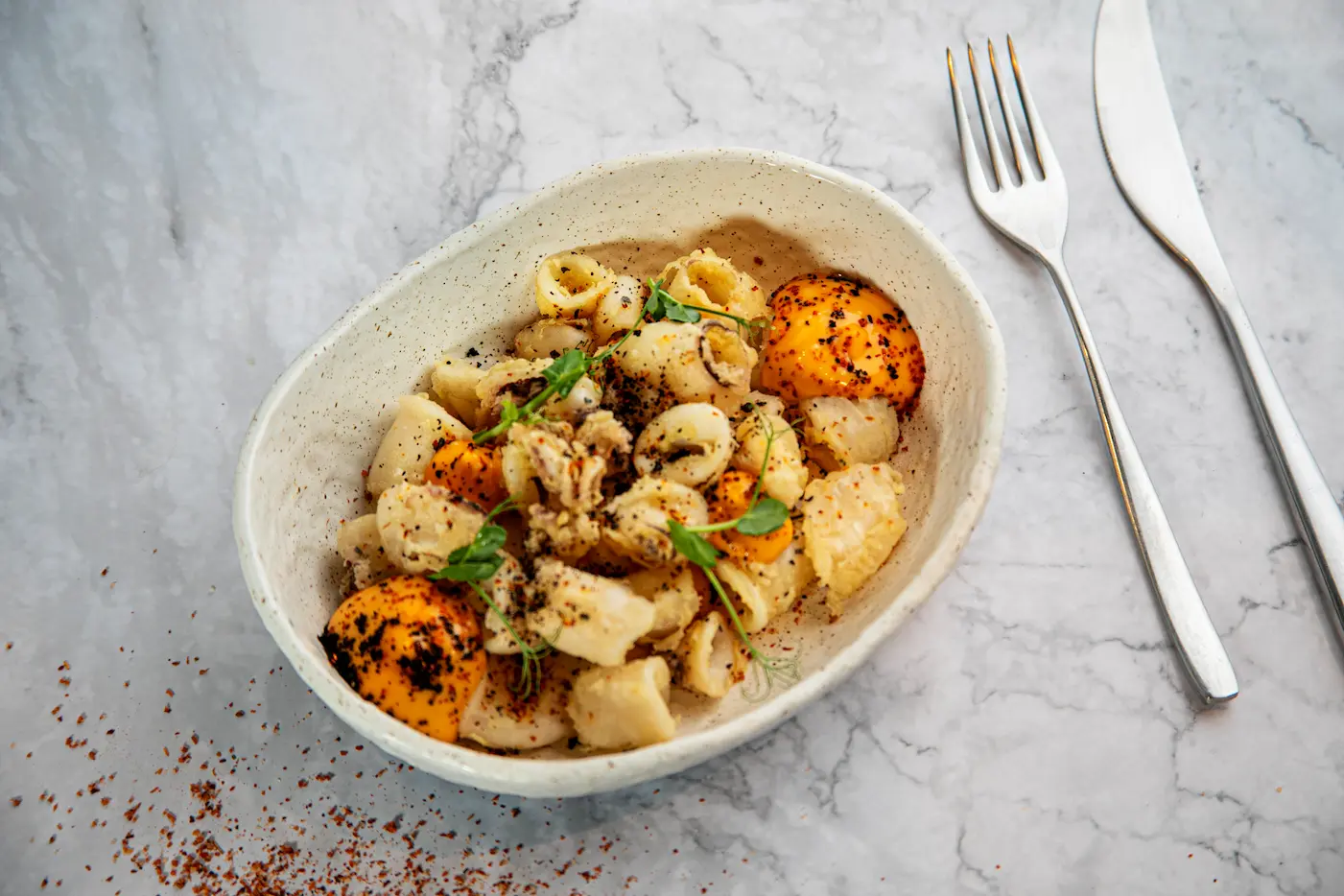 Calamares fritos con alli olli de kimchi y tajín