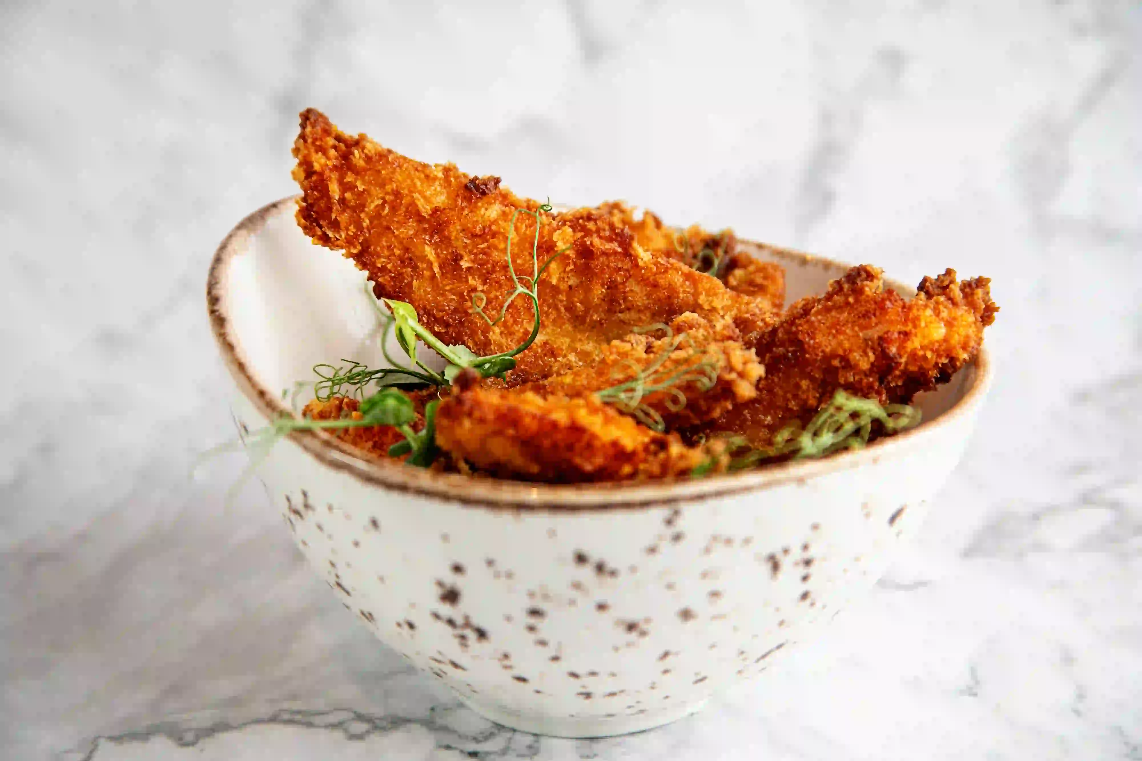 Tiras de pollo rebozados con salsa sweet chilli