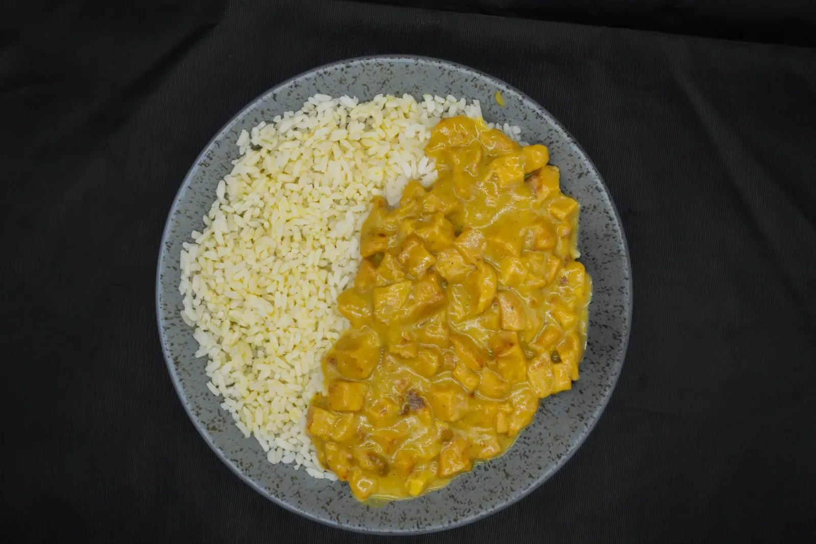 Pollo al curry con arroz