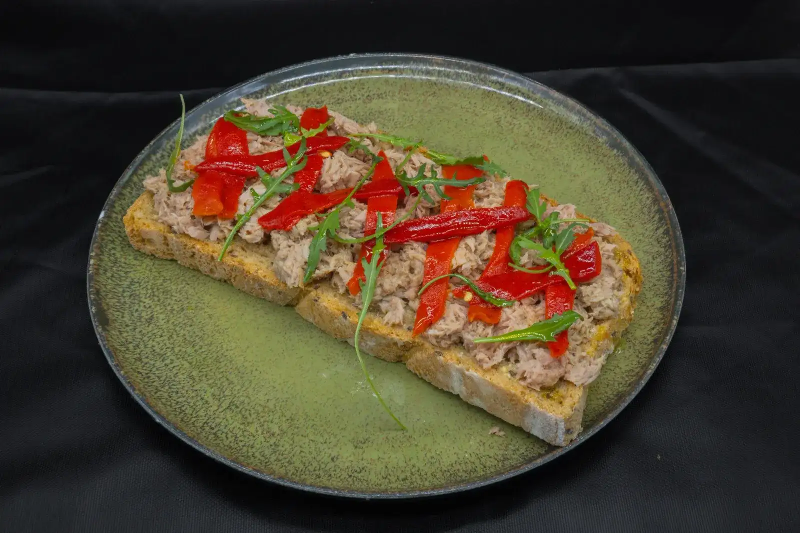 Torrada de atún con pimiento asado